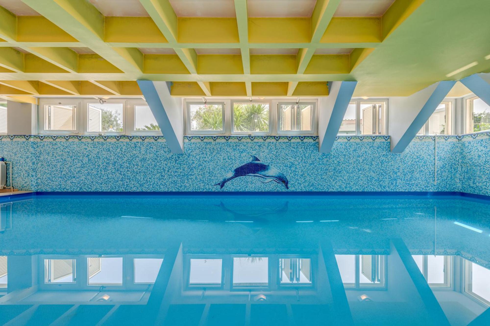 Blue Dolphin Apartment - Private Indoor Pool, Jacuzzi, Garden Split Exteriér fotografie