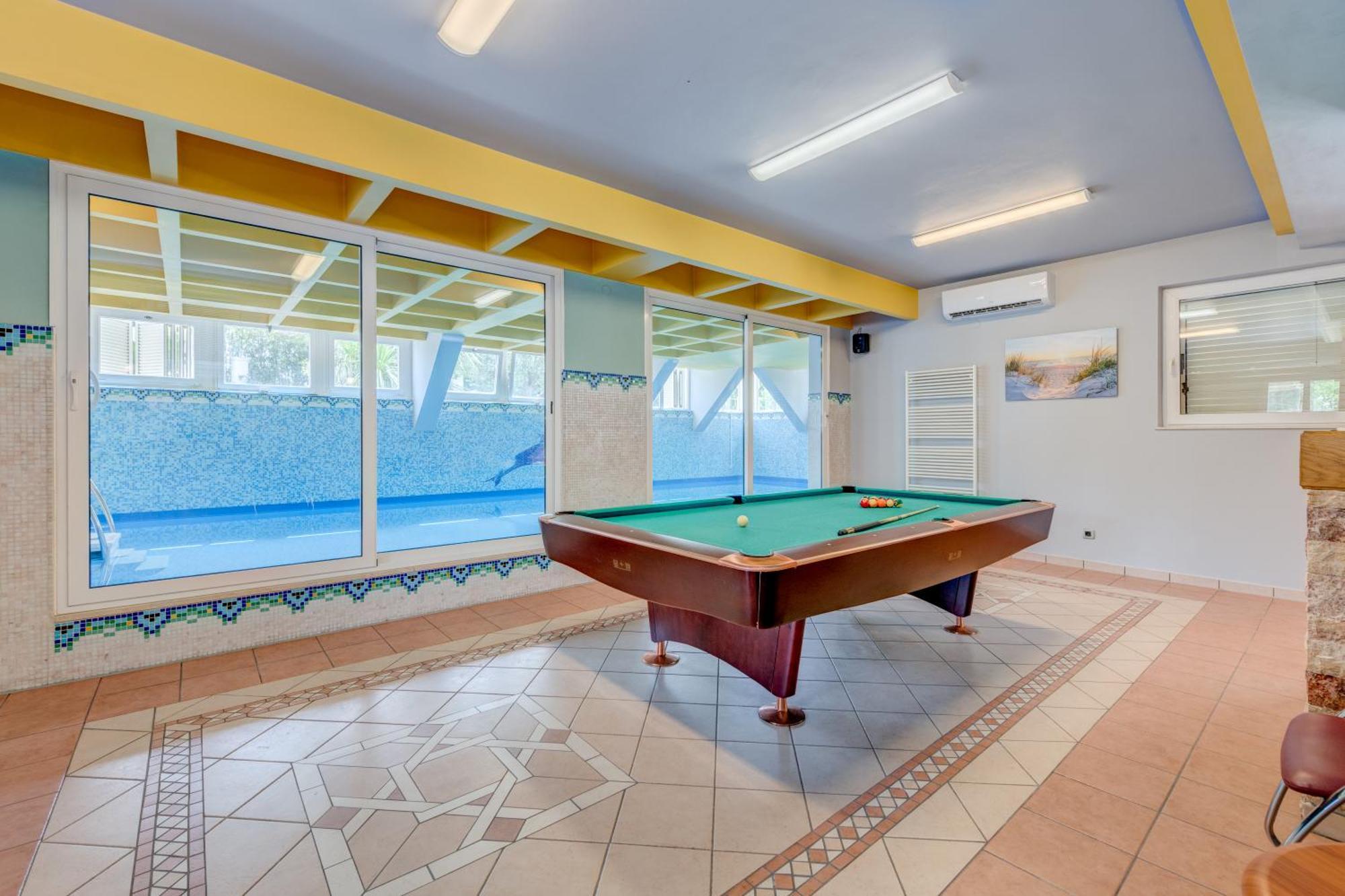 Blue Dolphin Apartment - Private Indoor Pool, Jacuzzi, Garden Split Exteriér fotografie