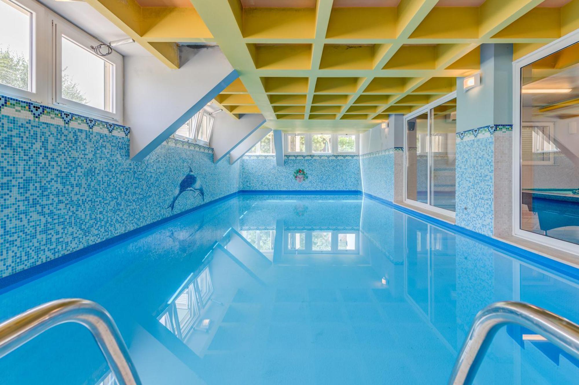Blue Dolphin Apartment - Private Indoor Pool, Jacuzzi, Garden Split Exteriér fotografie