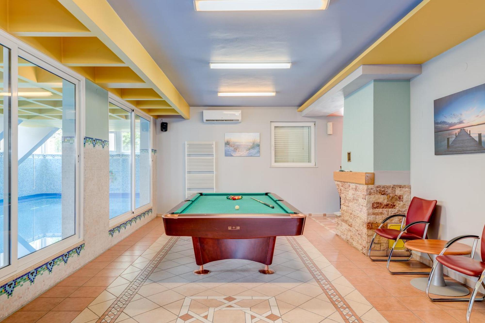Blue Dolphin Apartment - Private Indoor Pool, Jacuzzi, Garden Split Exteriér fotografie