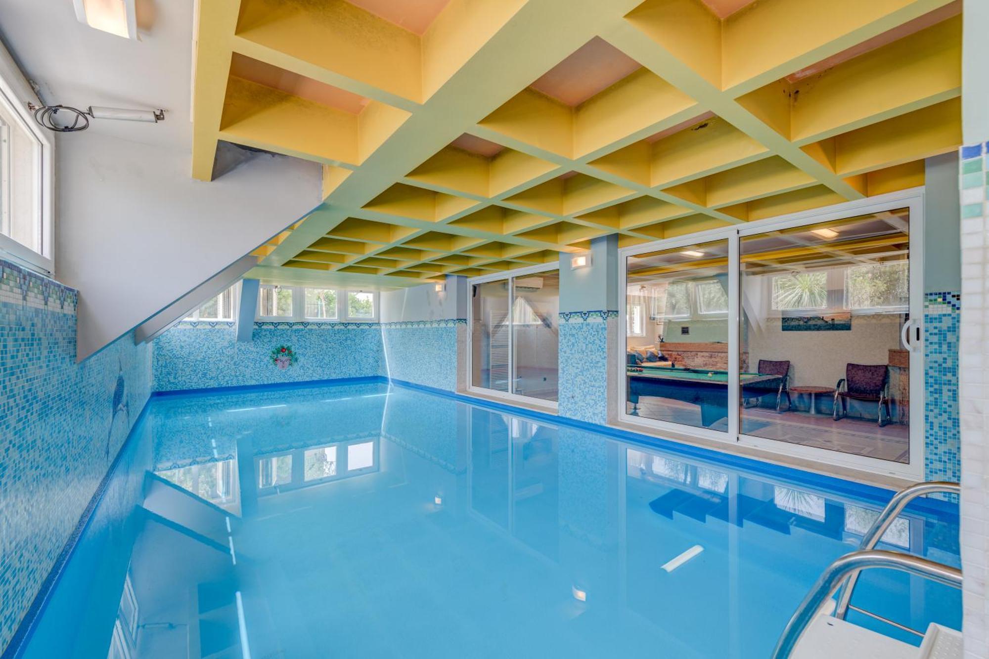 Blue Dolphin Apartment - Private Indoor Pool, Jacuzzi, Garden Split Exteriér fotografie