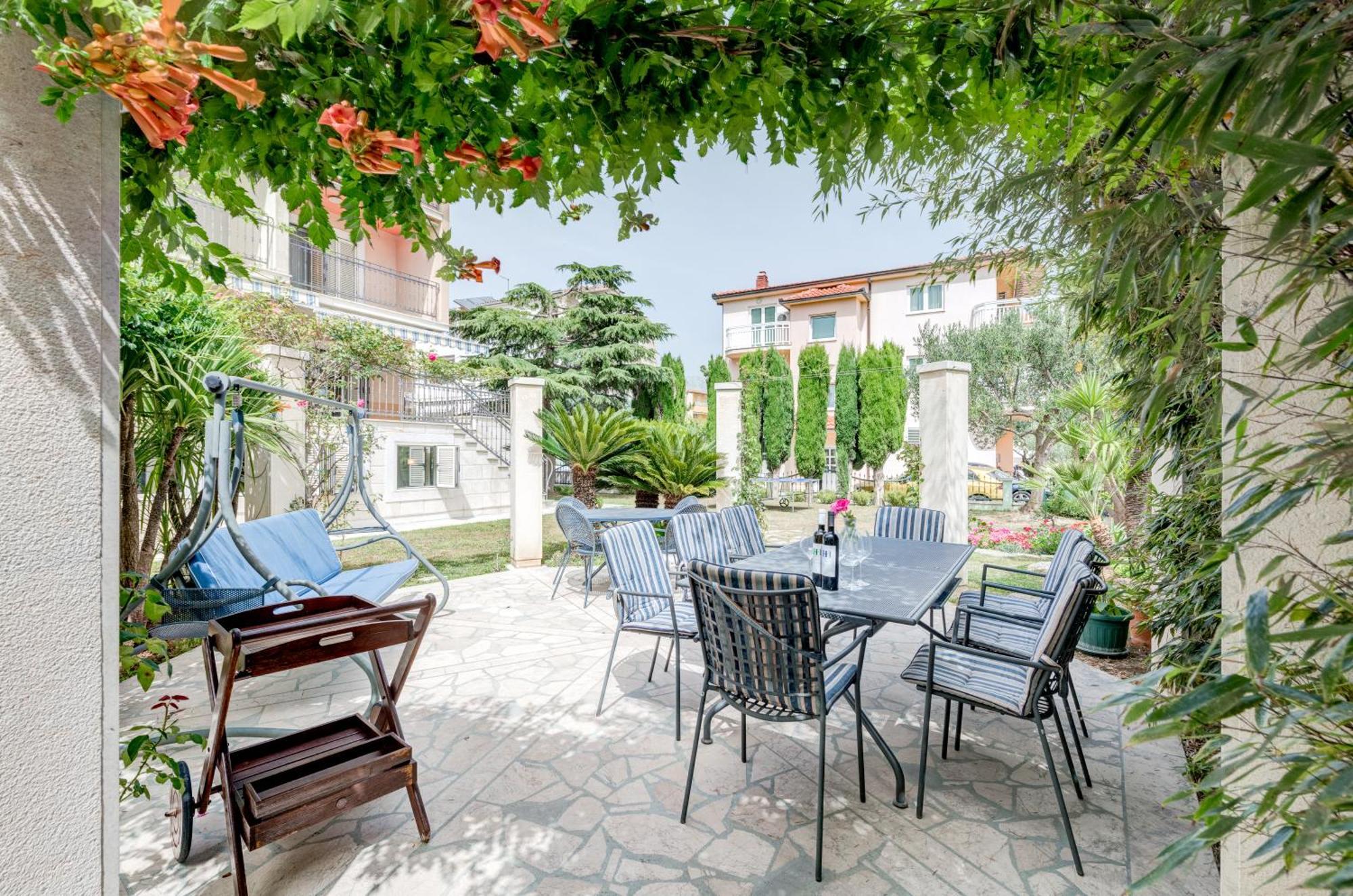 Blue Dolphin Apartment - Private Indoor Pool, Jacuzzi, Garden Split Exteriér fotografie