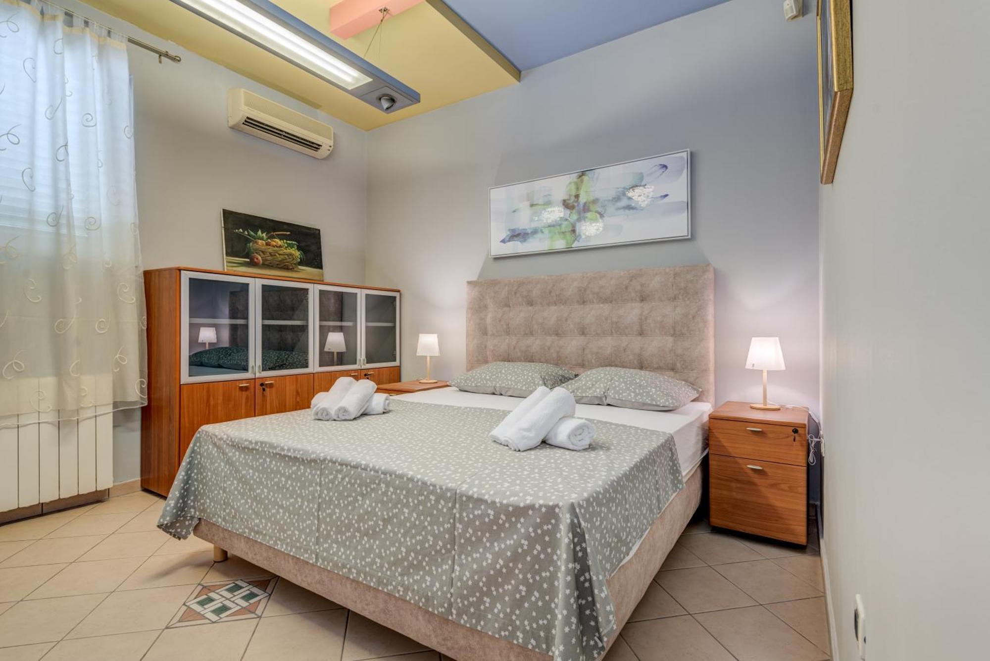 Blue Dolphin Apartment - Private Indoor Pool, Jacuzzi, Garden Split Exteriér fotografie