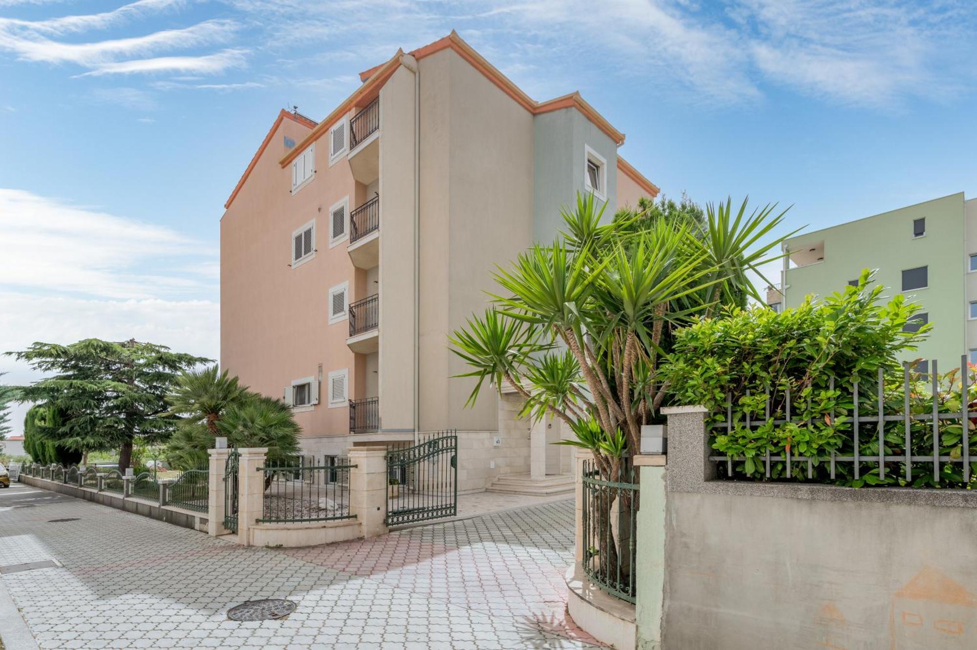Blue Dolphin Apartment - Private Indoor Pool, Jacuzzi, Garden Split Exteriér fotografie