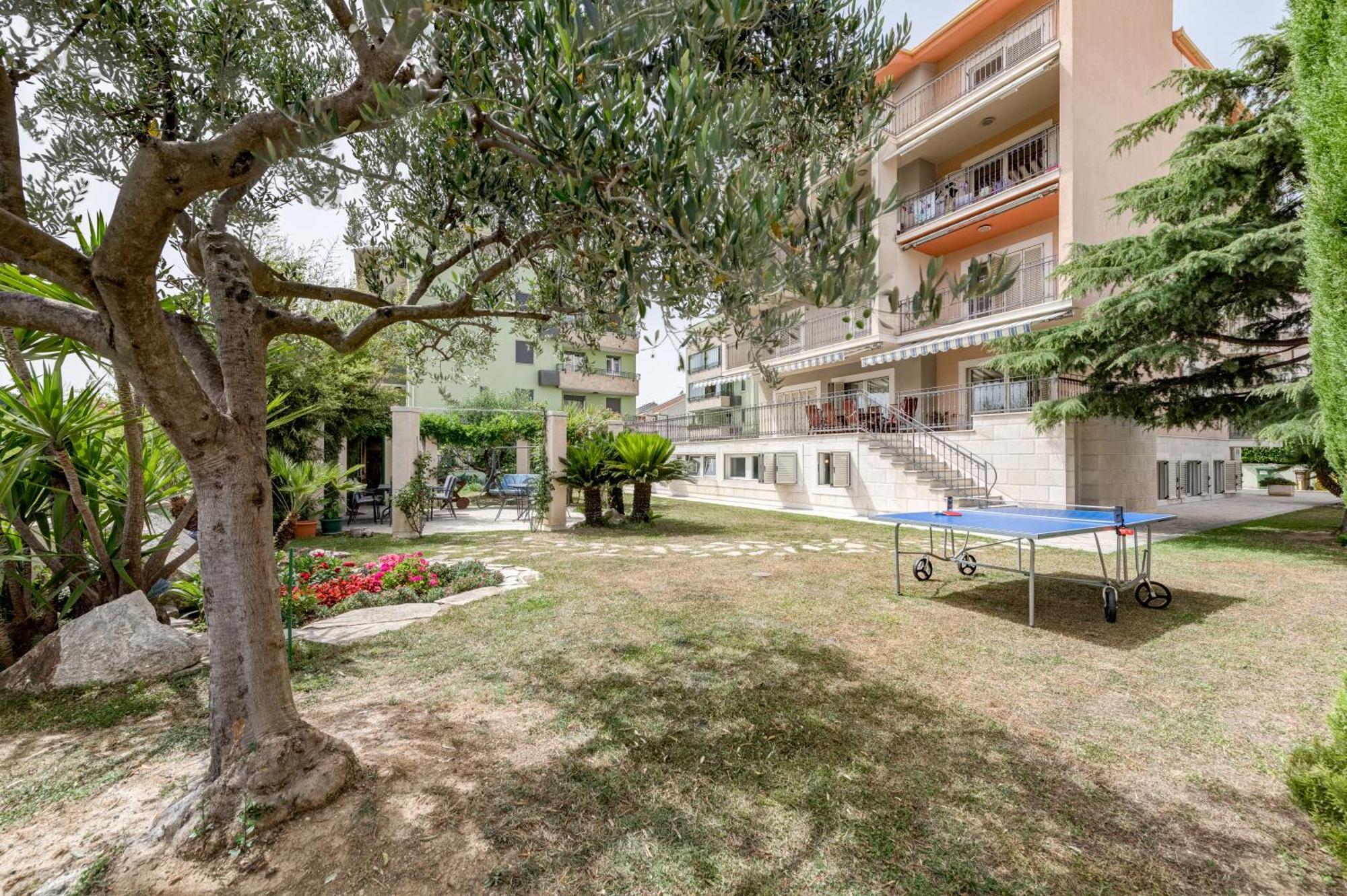 Blue Dolphin Apartment - Private Indoor Pool, Jacuzzi, Garden Split Exteriér fotografie