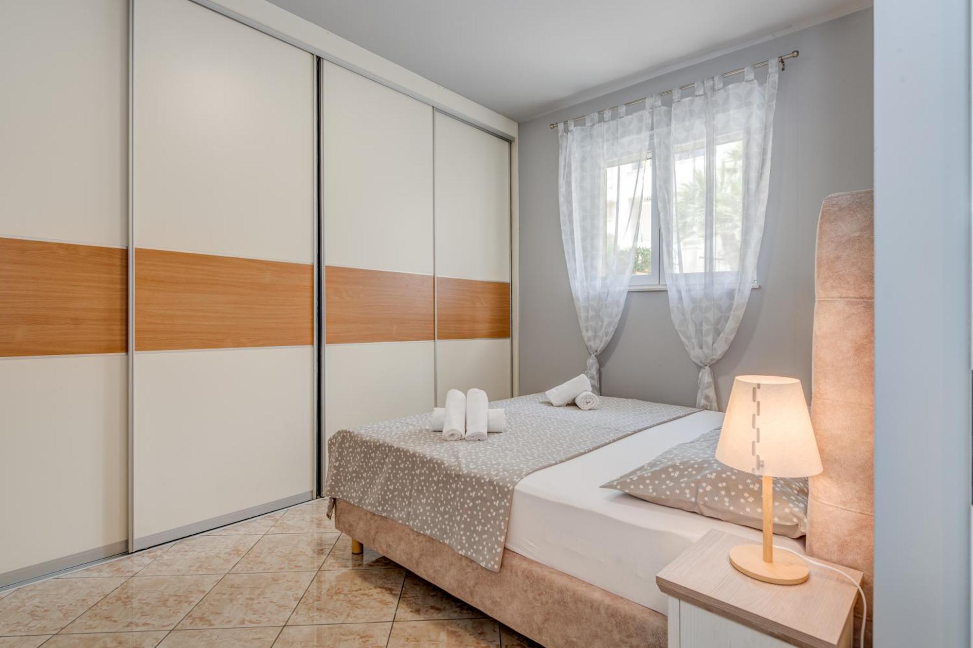 Blue Dolphin Apartment - Private Indoor Pool, Jacuzzi, Garden Split Exteriér fotografie