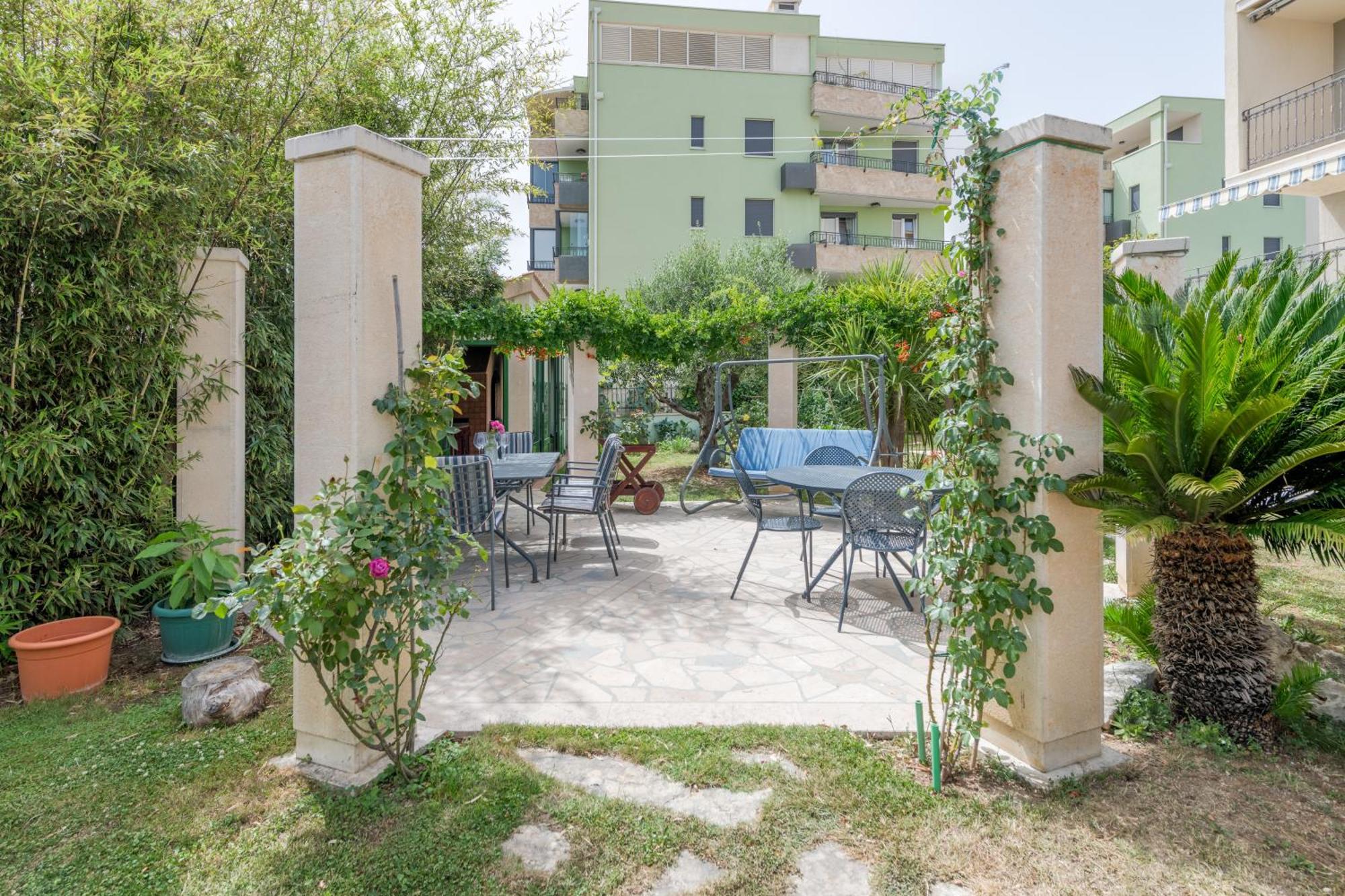 Blue Dolphin Apartment - Private Indoor Pool, Jacuzzi, Garden Split Exteriér fotografie