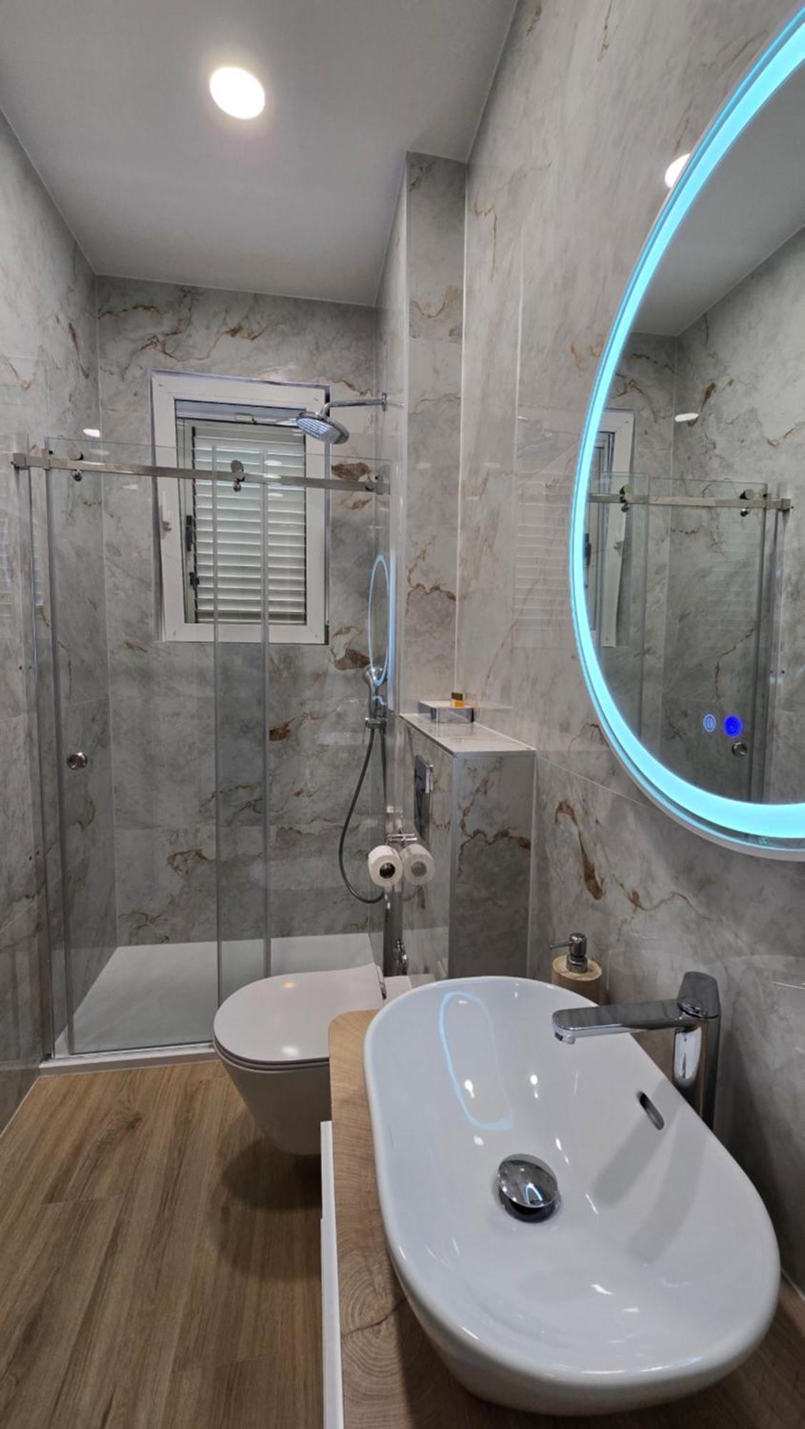 Blue Dolphin Apartment - Private Indoor Pool, Jacuzzi, Garden Split Exteriér fotografie