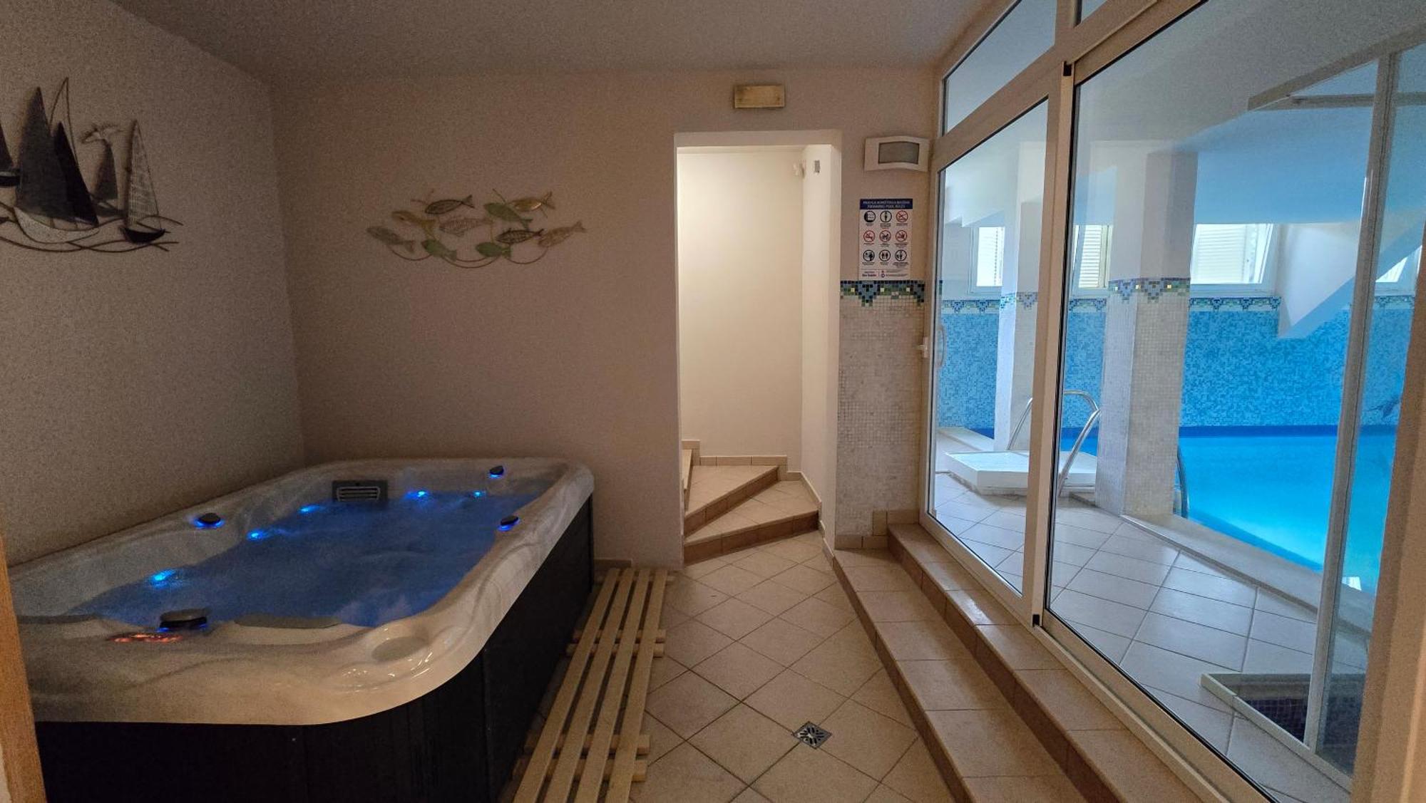 Blue Dolphin Apartment - Private Indoor Pool, Jacuzzi, Garden Split Exteriér fotografie